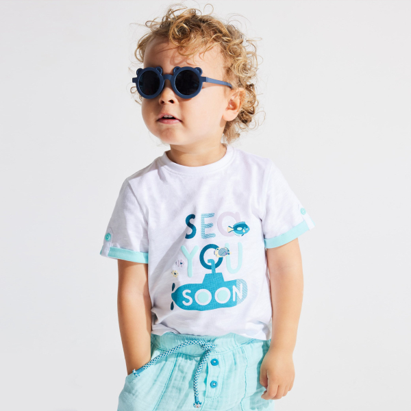 تيشيرت مزين بطبعة رسالة باللون الأبيض للأولاد الصغار